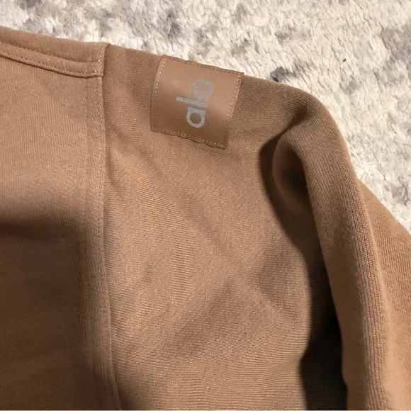 NWT ALO YOGA Hazy Mock Neck Pullover Toasted Almond - Picture 5 of 9